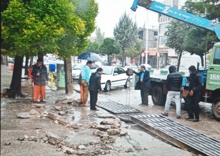 تلاش تمام قد پرسنل شهرداری یاسوج از ساعات اولیه بارندگی در سطح شهر